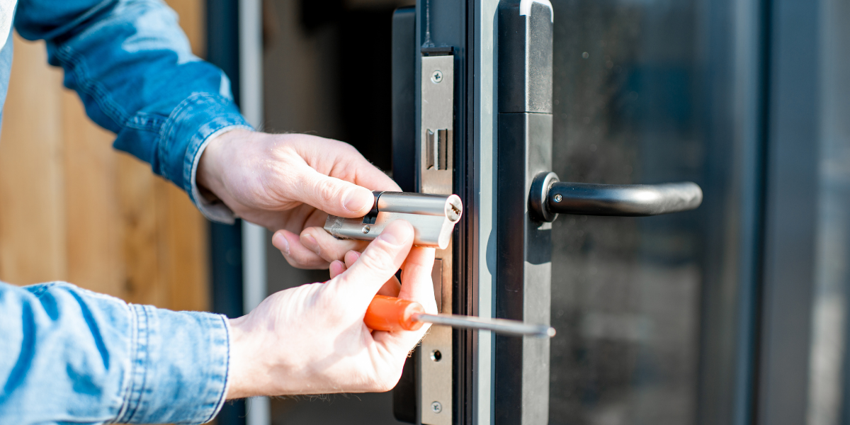 ¿Es legal cambiar la puerta de casa sin permiso de la comunidad?